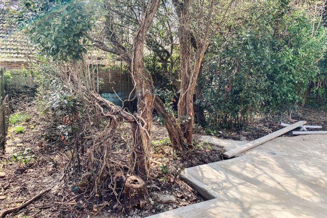 Garage & Land at 22 Pinewood Close, Hampden Park Eastbourne, BN22 0SA 5