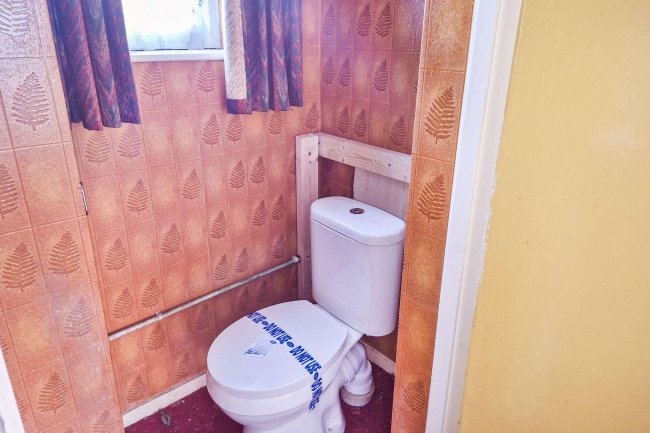 38 Brampton Close, Cheshunt, Waltham Cross, Hertfordshire EN7 6HZ 8