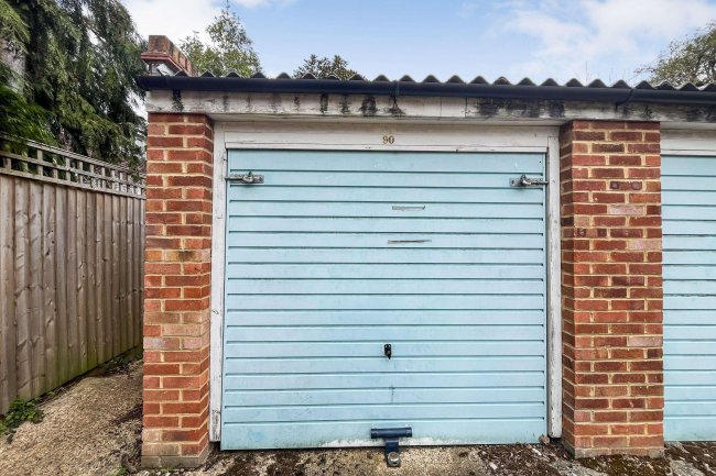 Garage 90 Mariner Gardens, Richmond upon Thames, Richmond, TW10 7UU 8