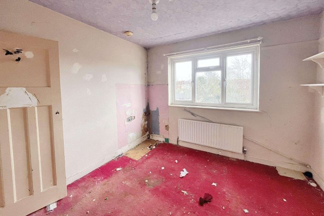 24 Castleton Road, Mitcham, CR4 1NY 8