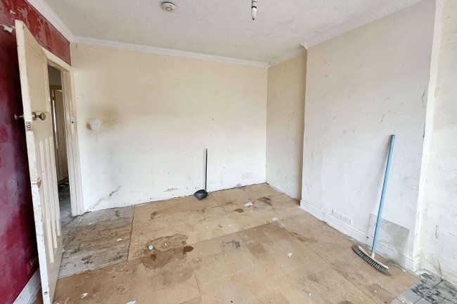 24 Castleton Road, Mitcham, CR4 1NY 8