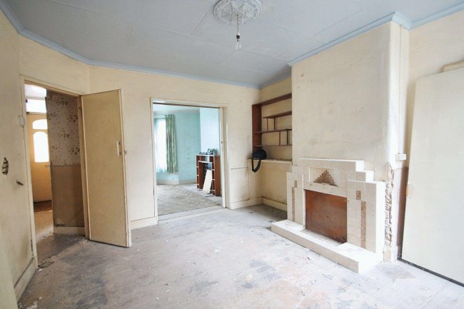 85 Kings Avenue, Watford, Hertfordshire, WD18 7SB 1