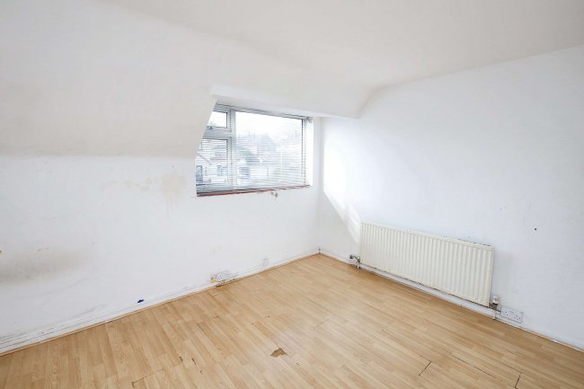 118 The Drive, Romford, Essex, RM5 3UH 4