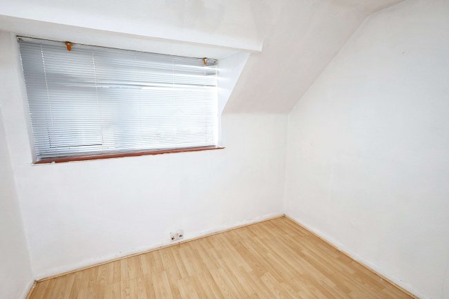 118 The Drive, Romford, Essex, RM5 3UH 4