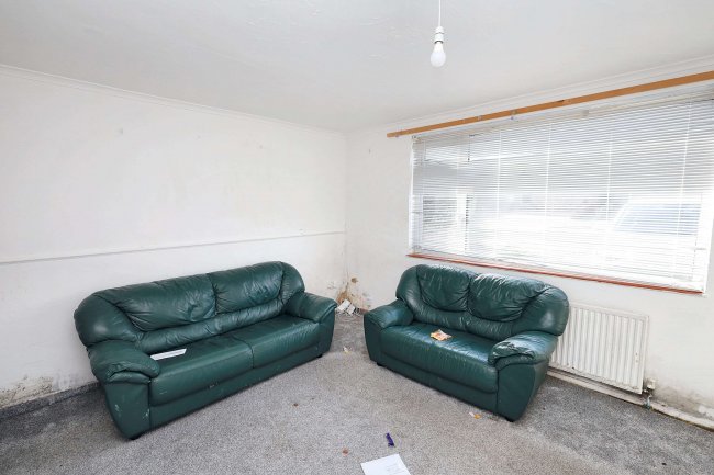 118 The Drive, Romford, Essex, RM5 3UH 4