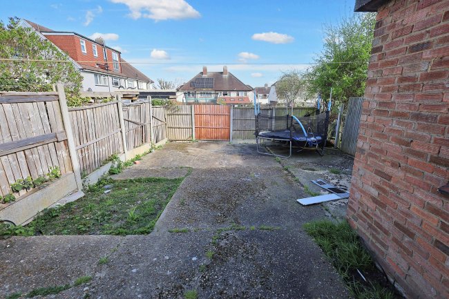 118 The Drive, Romford, Essex, RM5 3UH 4