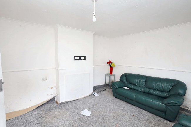 118 The Drive, Romford, Essex, RM5 3UH 4