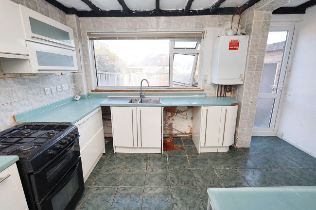 118 The Drive, Romford, Essex, RM5 3UH 4