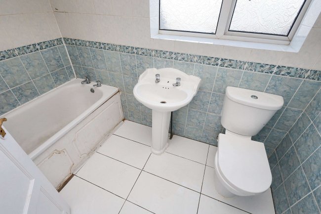 118 The Drive, Romford, Essex, RM5 3UH 4