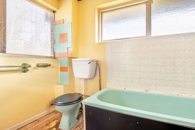 Flat 2 Thompson Court , 70 Landguard Road, Shanklin, Isle of Wright, PO37 7HU 3