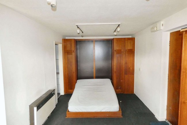 25 Greylees Avenue, Hull, HU6 7YG 10