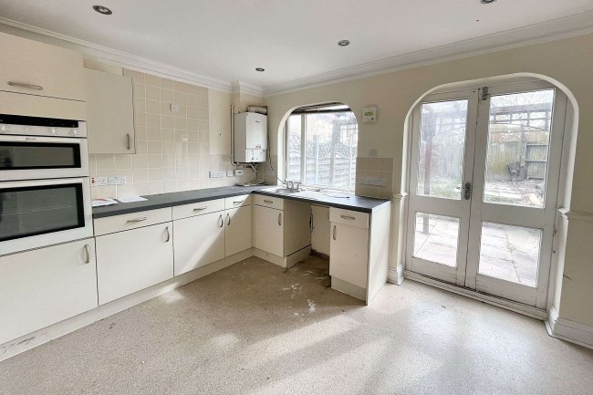 43 Farriers Road, Epsom, Surrey, KT17 1LP 3