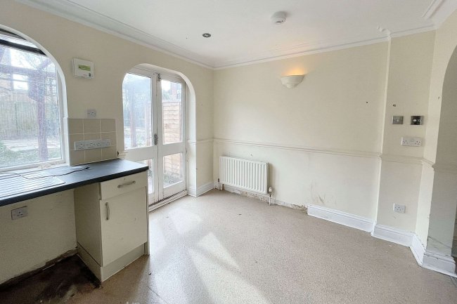 43 Farriers Road, Epsom, Surrey, KT17 1LP 3