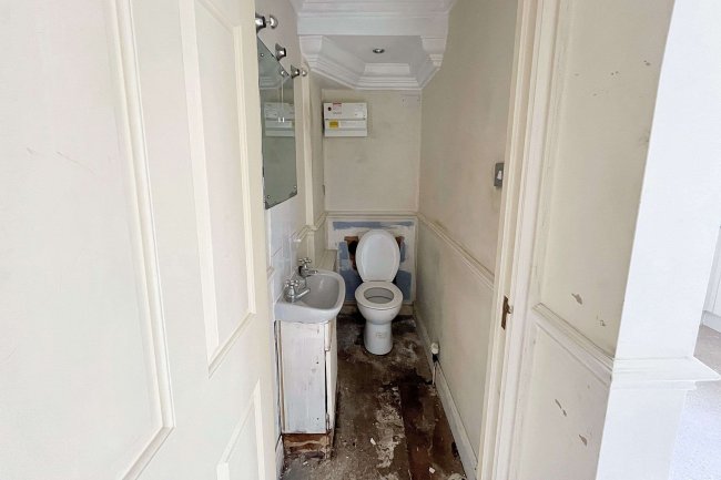 43 Farriers Road, Epsom, Surrey, KT17 1LP 3