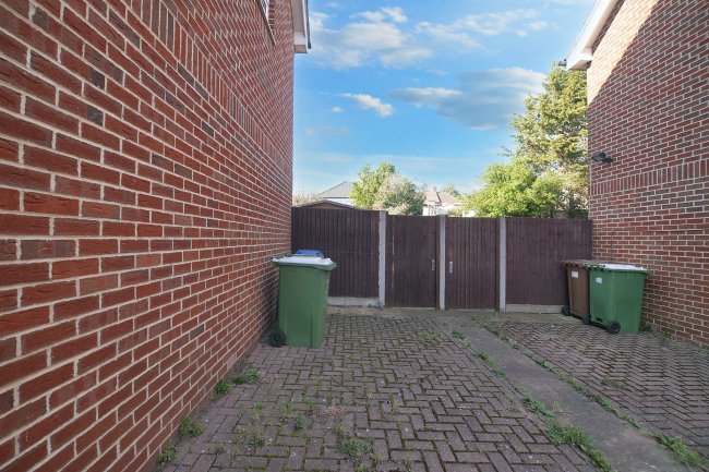 11 Diana Close, Sidcup, Kent, DA14 4PZ 8