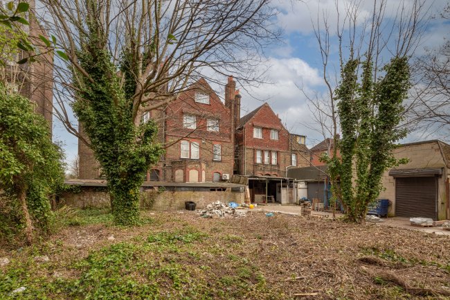 Hambly Mansions, 412-416 Streatham High Road, London, SW16 6EU 8