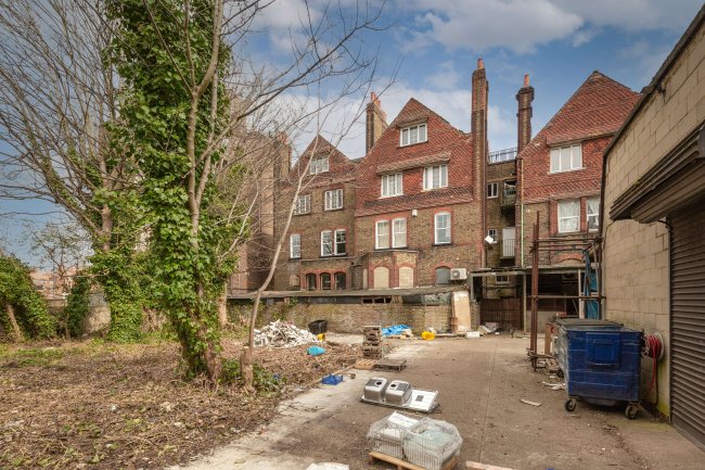 Hambly Mansions, 412-416 Streatham High Road, London, SW16 6EU 8