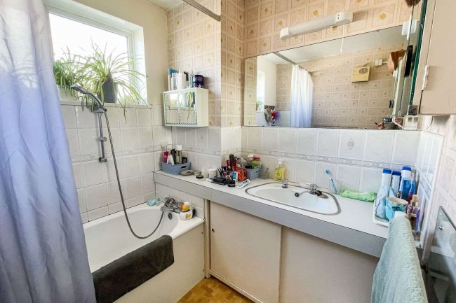 5 Southfields Court, Southfields Road, Eastbourne, East Sussex, BN21 1BX 8