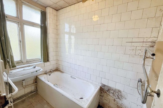 7 Regent Road, Surbiton, KT5 8NN 6