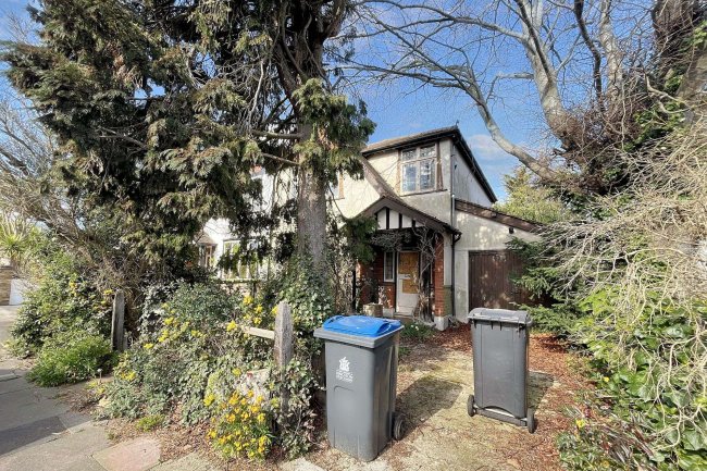 7 Regent Road, Surbiton, KT5 8NN 6