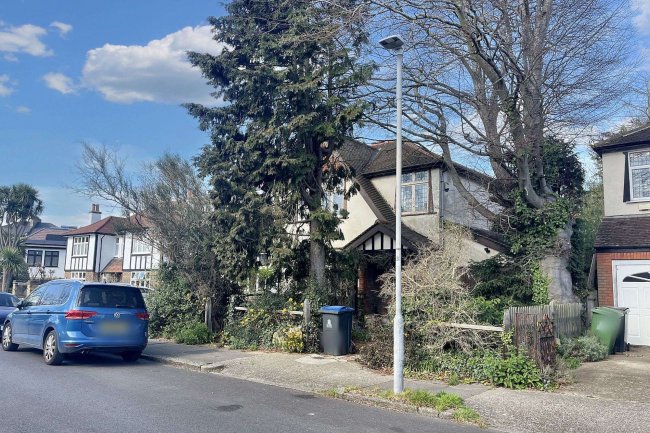 7 Regent Road, Surbiton, KT5 8NN 6