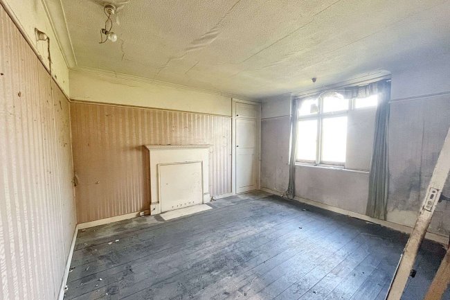 7 Regent Road, Surbiton, KT5 8NN 6