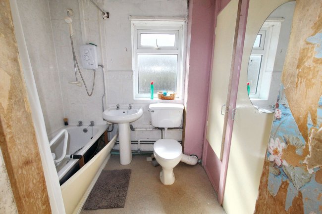 24 Peckforton Walk, Wilmslow, SK9 2NX 6