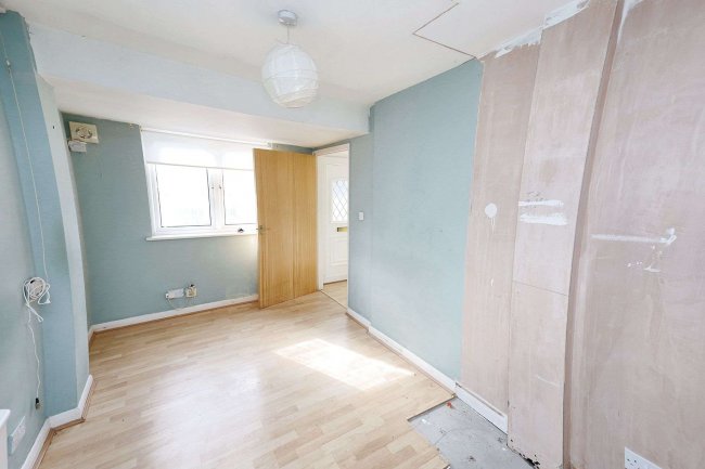 12 Jordans Way, Rainham RM13 9QX 2