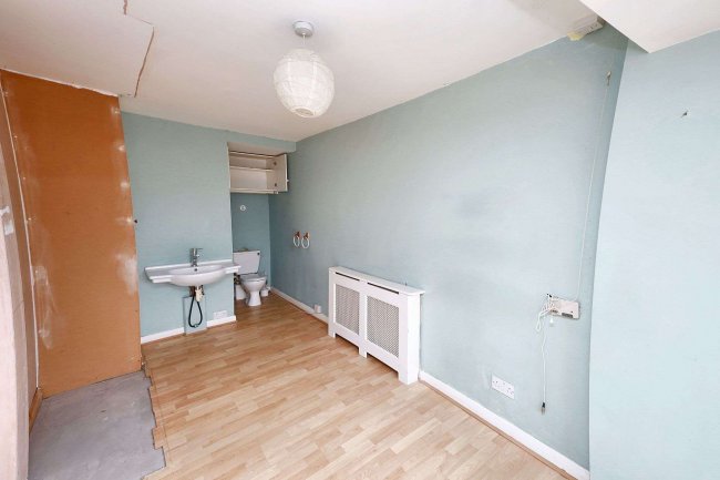 12 Jordans Way, Rainham RM13 9QX 2