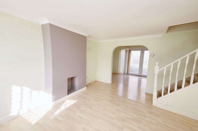 12 Jordans Way, Rainham RM13 9QX 2