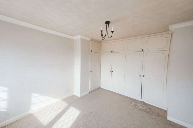 12 Jordans Way, Rainham RM13 9QX 2