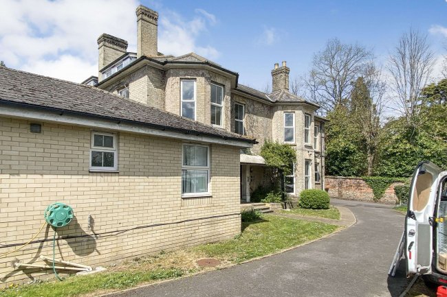 1 Glenmore Road, Salisbury, SP1 3HF 3