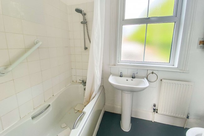 1 Glenmore Road, Salisbury, SP1 3HF 3