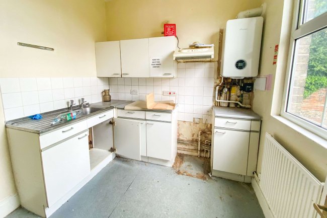 1 Glenmore Road, Salisbury, SP1 3HF 3