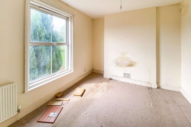 1 Glenmore Road, Salisbury, SP1 3HF 3