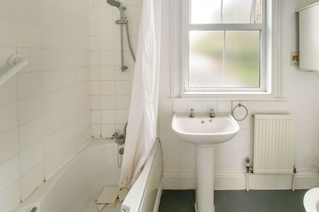 1 Glenmore Road, Salisbury, SP1 3HF 3
