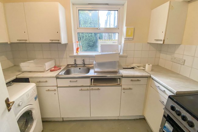 1 Glenmore Road, Salisbury, SP1 3HF 3