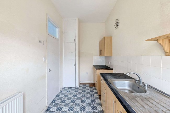 Flat B, 31 Warbeck Road, London W12 8NS 10