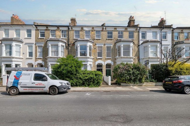 Flat B, 31 Warbeck Road, London W12 8NS 10