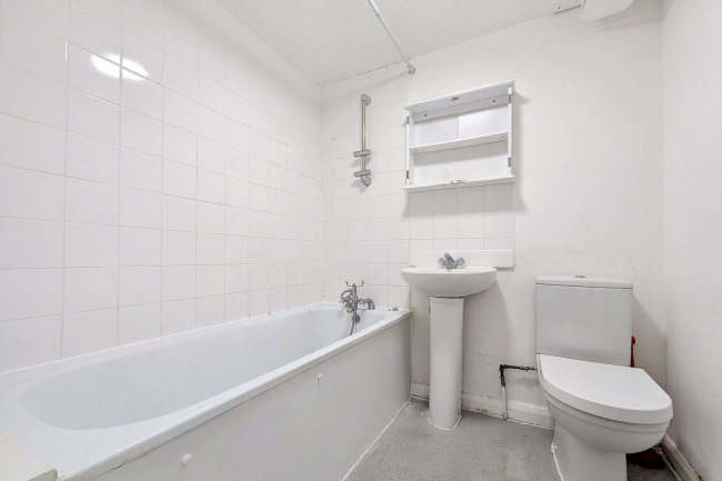 Flat B, 31 Warbeck Road, London W12 8NS 10