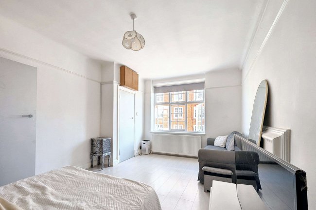 16 Melina Court, Grove End Road, St John's Wood, London NW8 9SB 4