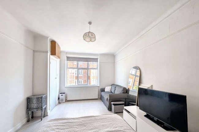 16 Melina Court, Grove End Road, St John's Wood, London NW8 9SB 4