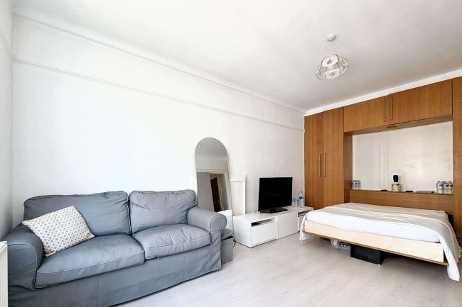 16 Melina Court, Grove End Road, St John's Wood, London NW8 9SB 4