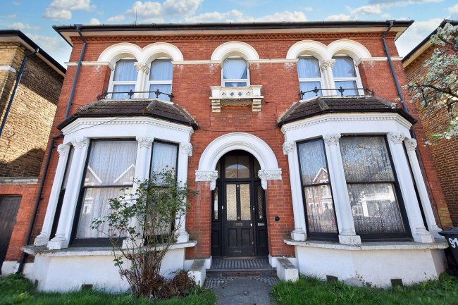 Flat 2, 91 Brigstock Road, Thornton Heath, Surrey    CR7 7JL 9