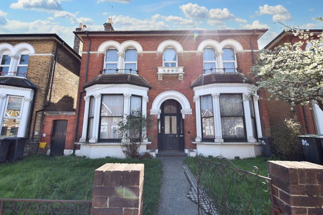 Flat 2, 91 Brigstock Road, Thornton Heath, Surrey    CR7 7JL 9