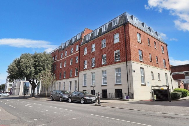 24 Flagstaff Court, Canterbury, Kent CT1 3HA 3