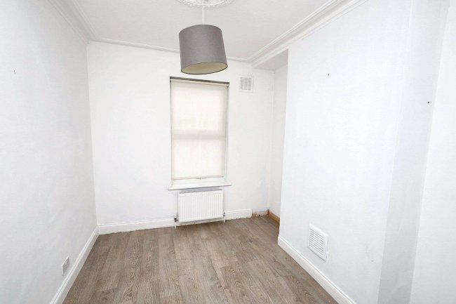 124 Netley Road, Newbury Park, Essex IG2 7NW 4