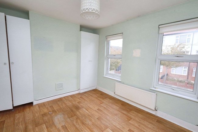 124 Netley Road, Newbury Park, Essex IG2 7NW 4