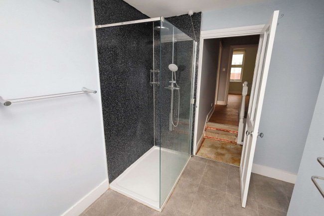 124 Netley Road, Newbury Park, Essex IG2 7NW 4