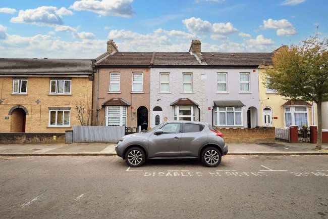 124 Netley Road, Newbury Park, Essex IG2 7NW 4